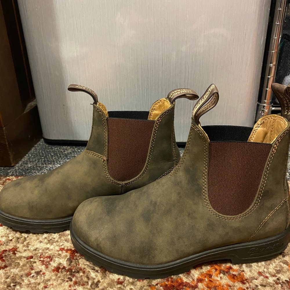 Blundstones size 9 rustic brown